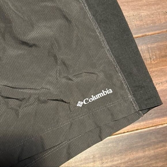 Columbia Men Shorts - Picture 2 of 4